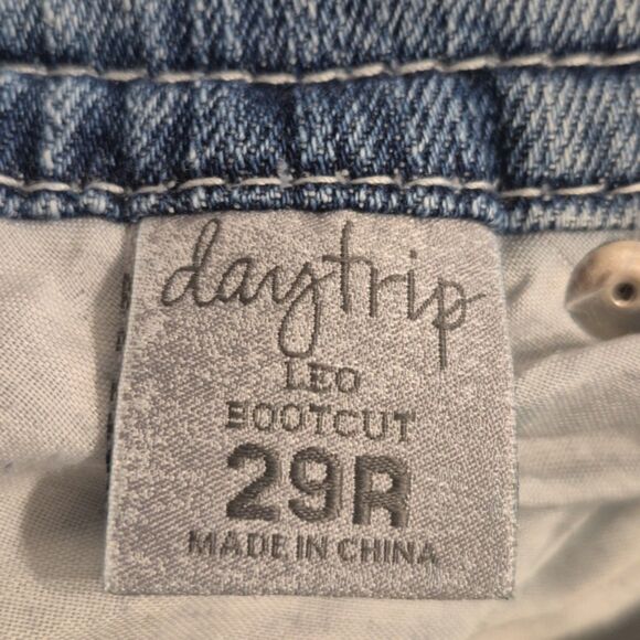 Daytrip Jeans 29 R Leo Bootcut Distressed Embroidered Back Flap Pockets - Picture 6 of 9